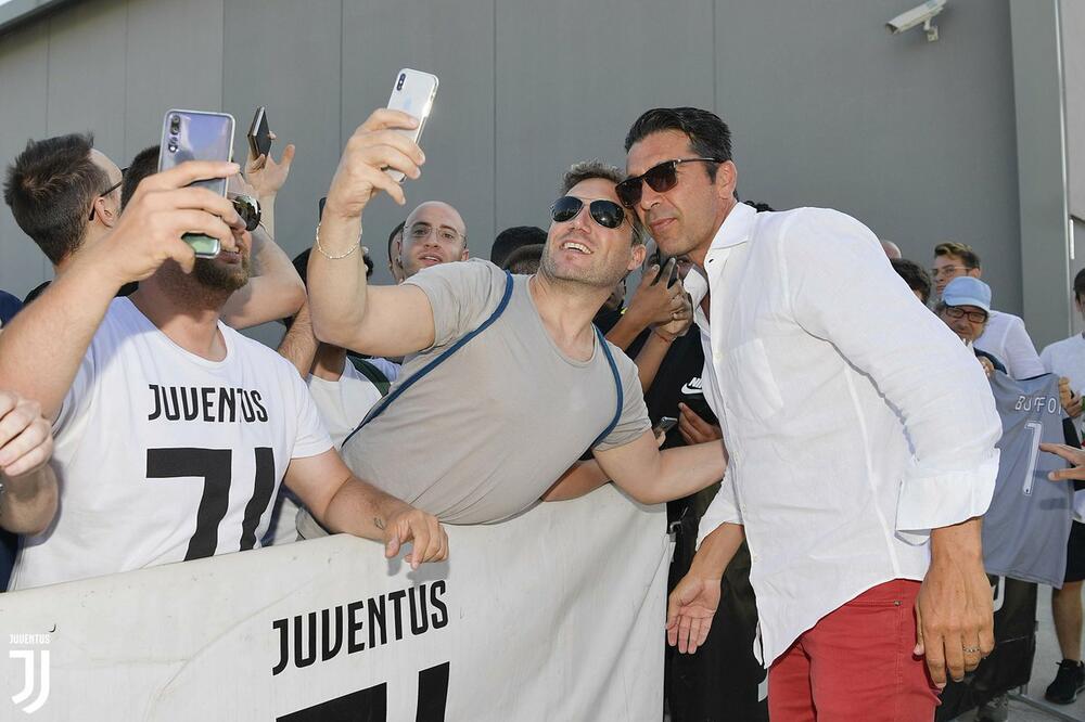 Bufon sa navijačima, Foto: Twitter