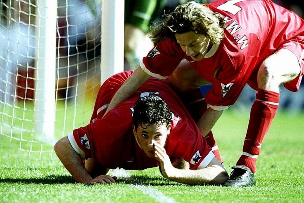 Fauler se pretvara da šmrče gol liniju, Foto: Getty Images