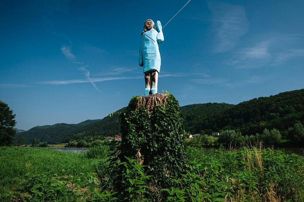Skulptura od drveta je izrezbarena motoronom testerom, Foto: AFP