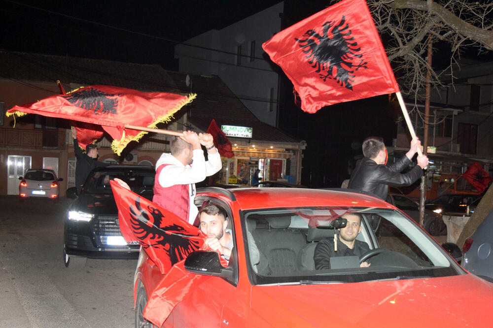Slobodno isticanje nacionalnih simbola: Izborno slavlje u Tuzima, Foto: Zoran Đurić