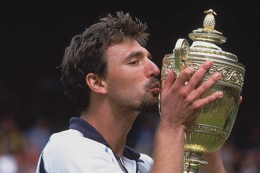 Ivanišević sa peharom na Vimbldonu, Foto: Getty Images