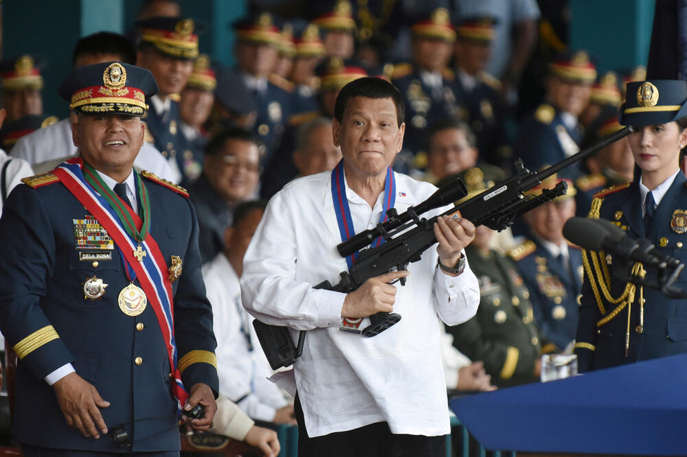 Predsjednik Filipina Rodrigo Duterte pozira sa puškom, Foto: Dondi Tawatao/Reuters