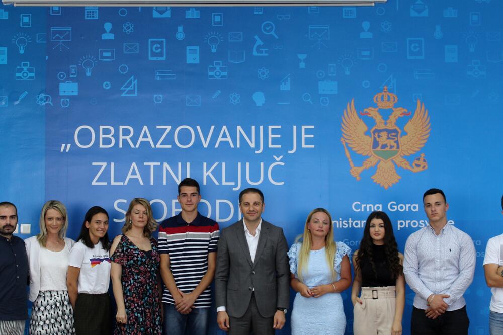 Šehović sa učesnicima kviza i njihovim mentorima, Foto: Ministarstvo prosvjete