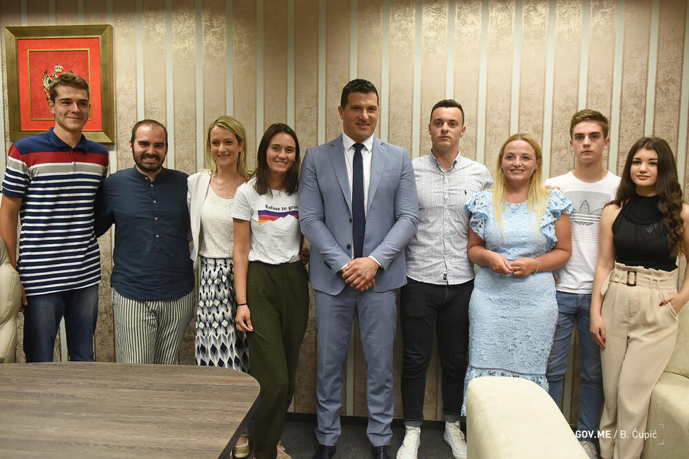 Janović sa učesnicima kviza Eumetrija, Foto: Vlada Crne Gore