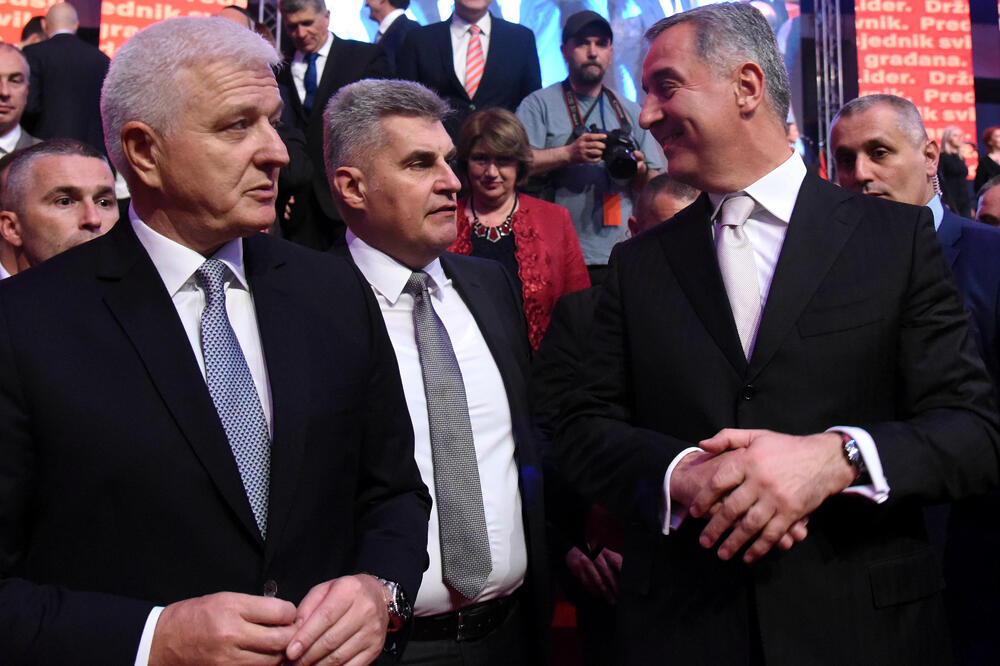 Da prijave i povoljne kredite: Marković, Brajović i Đukanović, Foto: Boris Pejović