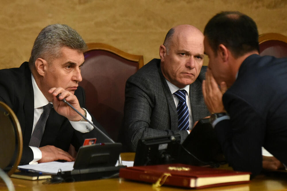 Nabavljaju opremu za salu: Brajović i Jovićević, Foto: Boris Pejović