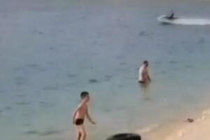VIDEO Skuterima se primakli obali Krupca, kupači se povukli u...