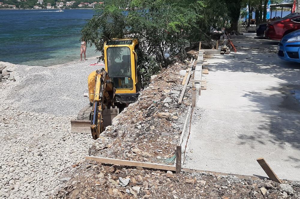 Nepoznati investitor proširio zemljani plato iznad plaže, Foto: Siniša Luković