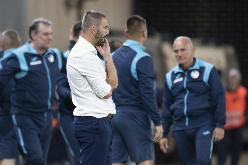 Martin Ševela, trener Slovana, u pozadini je stručni štab Sutjeske, Foto: TASR/sport.sk