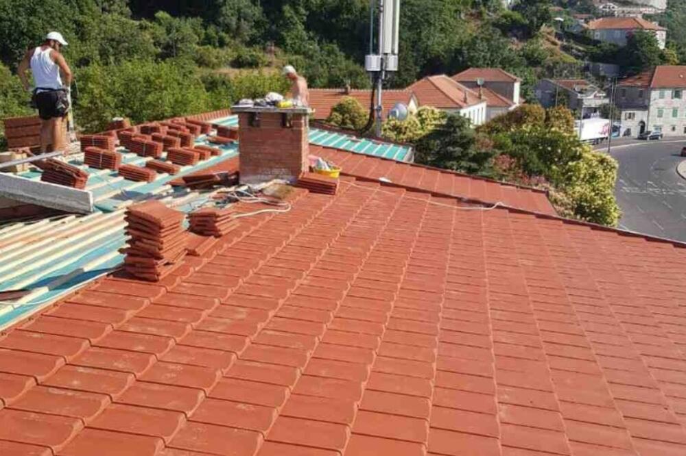 Krov zgrade u kojoj je područna ustanova Osnovne škole "Orjenski bataljon" i mjesne zajednice u Kamenarima, Foto: Opština Herceg Novi