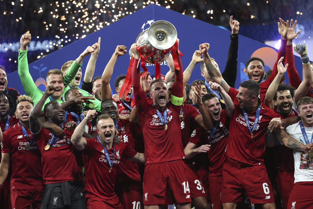 Ko će ih naslijediti na tronu: Fudbaleri Liverpula podižu pehar u Ligi šampiona, Foto: Beta/AP