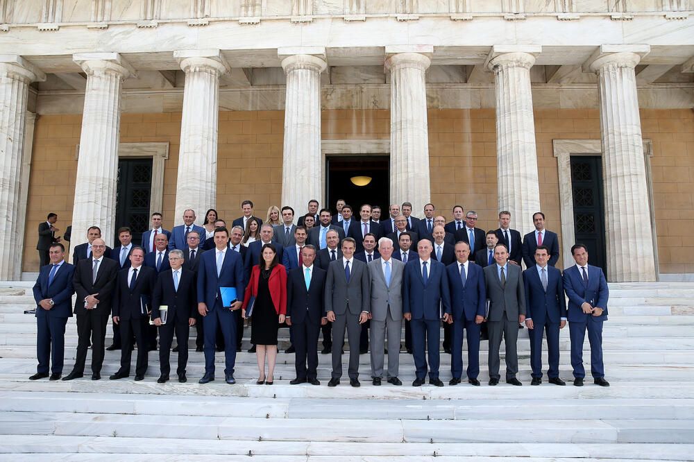 Premijer Micotakis sa novim članovima grčke vlade, Foto: Reuters