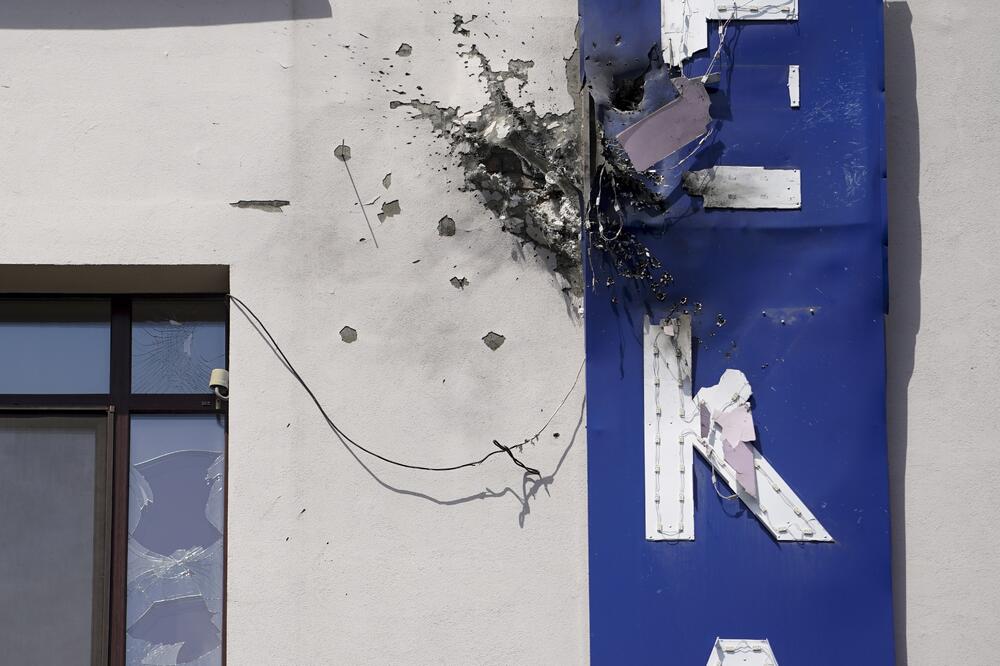 Oštećenje na zgradi ukrajinske televizije, Foto: Evgeniy Maloletka/AP