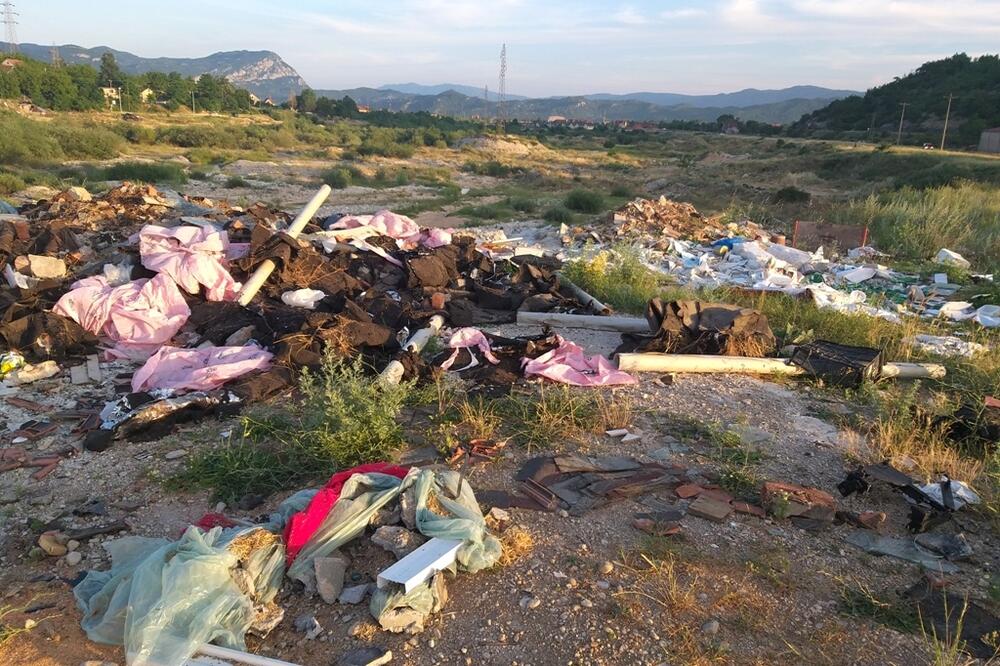 Svakodnevno niču nove: Jedna od deponija, Foto: Svetlana Mandić