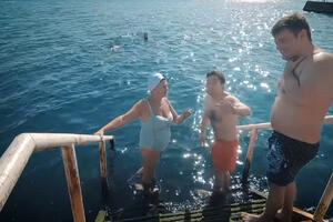 Zelenski se okupao među narodom na gradskoj plaži u Odesi (VIDEO)