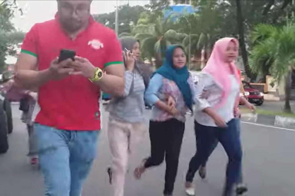 Ljudi bježe nakon potresa, Foto: Reuters