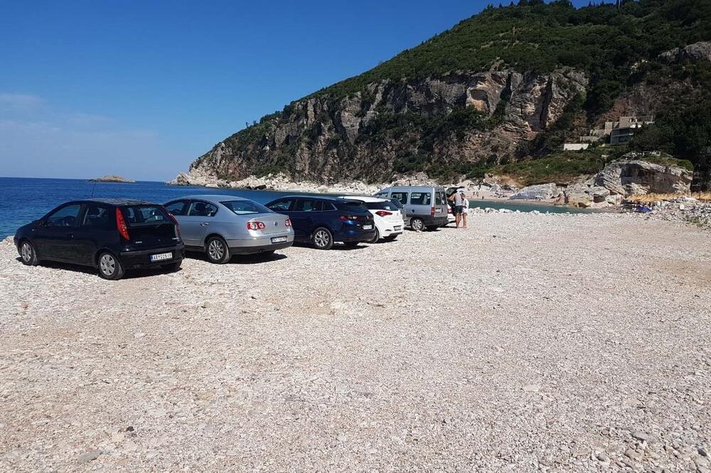 "Zagazili" barem pet metara u more, Foto: Vuk Lajović