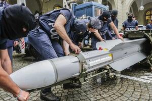 Racije u Torinu: Zaplijenjena raketa, puške, nacistički simboli...