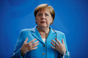 Merkel ostala bez daha tokom govora, portparol krivi stepenice