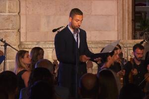 Kada prestanete da se divite i zahvaljujete, prestajete da živite...