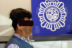 Barselona: Uhapšen s drogom ispod "neproporcionalno velike perike"