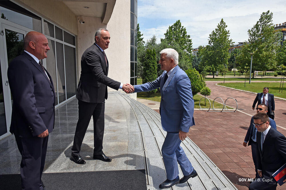 Premijer prilikom posjete rektoru UCG Danilu Nikoliću, Foto: Bojana Ćupić