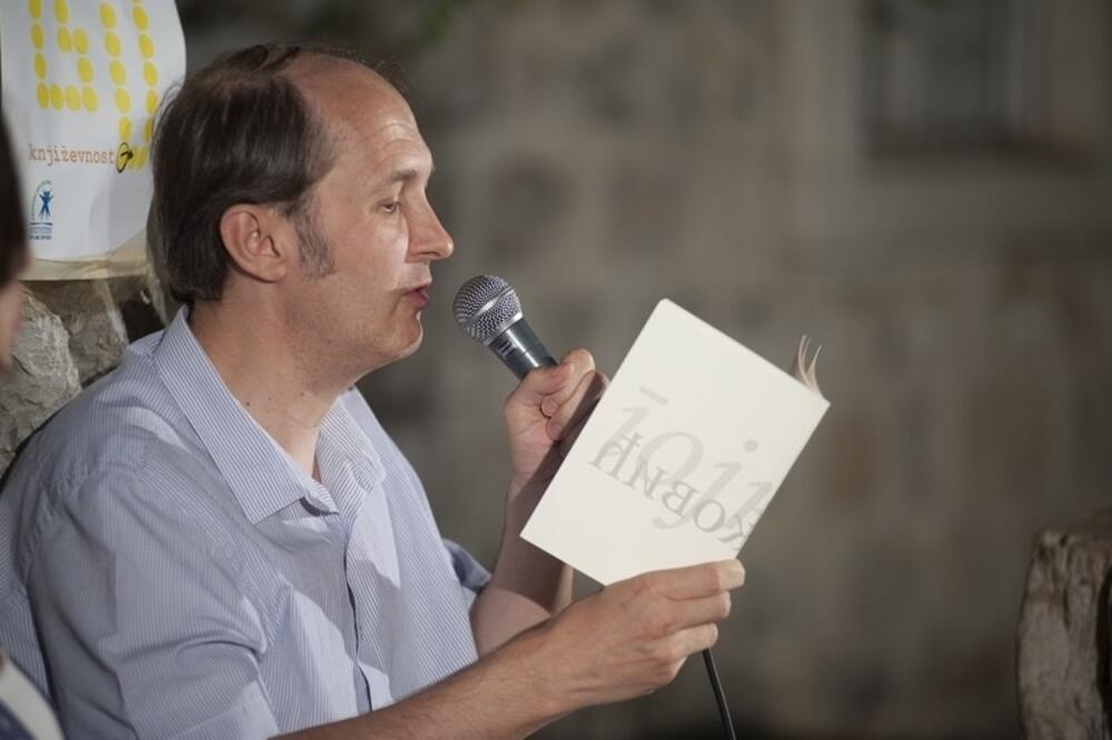 Gojko Božović na Trgu pjesnika u Budvi, Foto: Grad Teatar