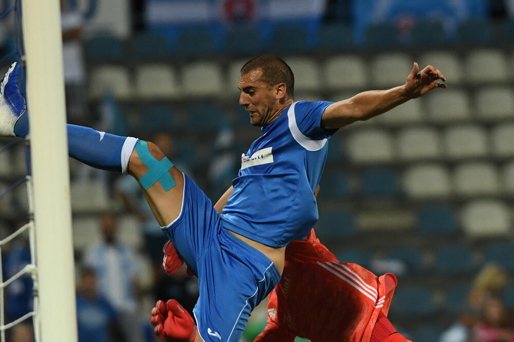 Stefan Nikolić u duelu sa golmanom Greifom, Foto: Savo PRELEVIC