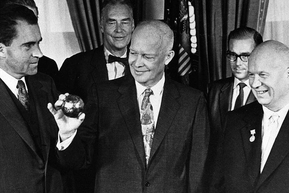 Poklon ili provokacija: Nikita Hruščov (desno) i Ričard Nikson (levo) gledaju u Dvajta Ajzenhauera sa kopijom sfere koju su Sovjeti poslali na Mesec 1959. godine, Foto: Getty Images