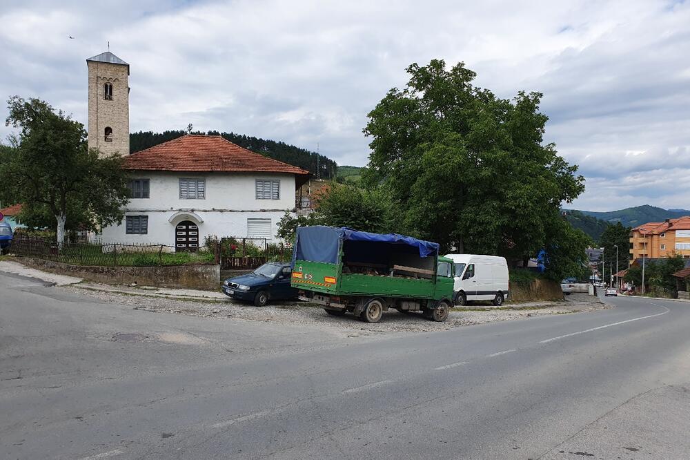 Jedan od problema i parkiranje kod magistrale