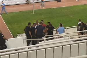 Navijači Hajduka upali na teren, pokušali da se obračunaju sa...