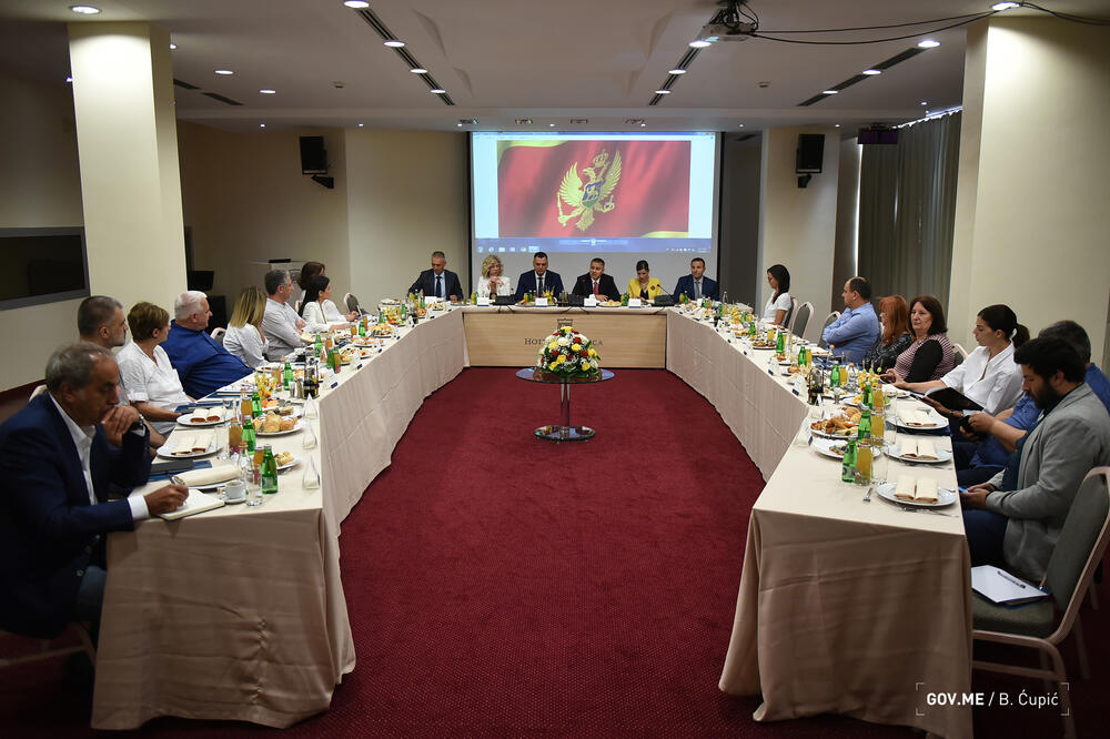 Veljović sa urednicima crnogorskih medija, Foto: Uprava policije