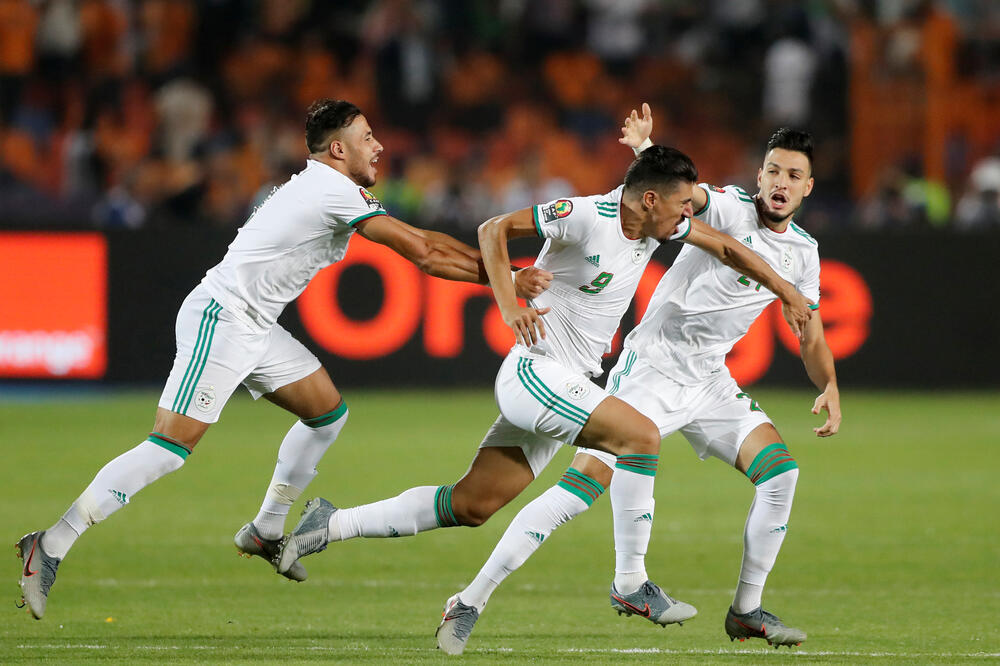 Slavlje fudbalera Alžira nakon gola, Foto: AMR ABDALLAH DALSH