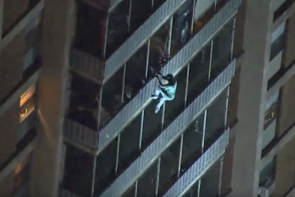 Muškarac silazi sa 15. sprata, Foto: Screenshot
