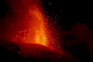 Vulkan Etna na Siciliji ponovo u erupciji