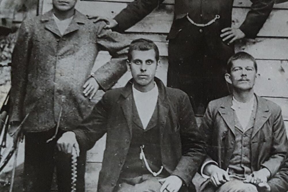 Manojlo Mišnić (stoji prvi slijeva) s braćom Ilijom, Vukajlom i Milijom dok su početkom prošlog vijeka radili u Americi, Foto: Privatna arhiva