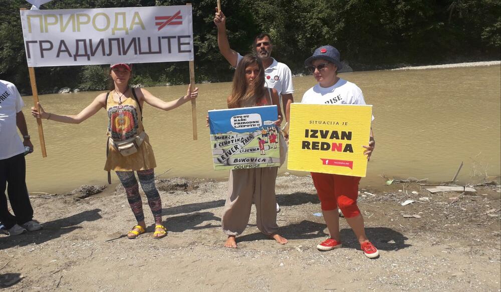 Sa skupa "Ne ubijajmo Taru"