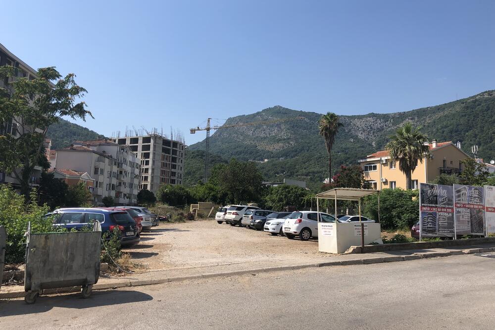 Parcela na kojoj je predviđena gradnja i Pribilovićeva kuća desno, Foto: Vuk Lajović