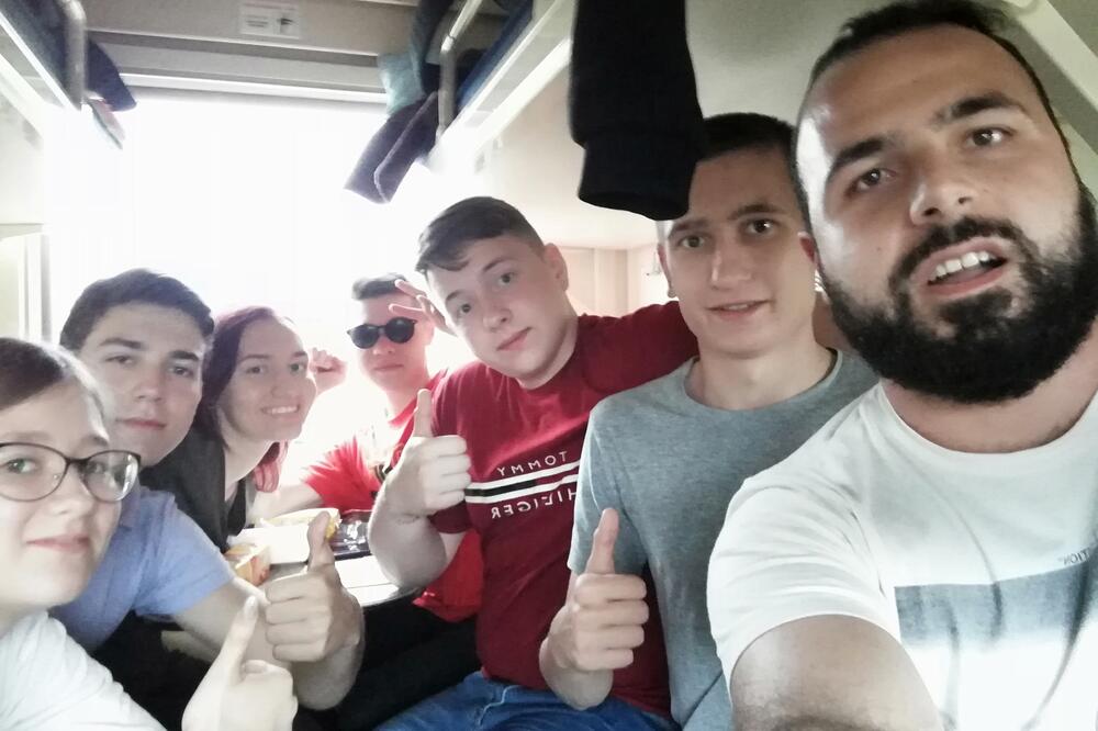 Novinar Vijesti sa djecom iz voza, Foto: Ivan Čađenović