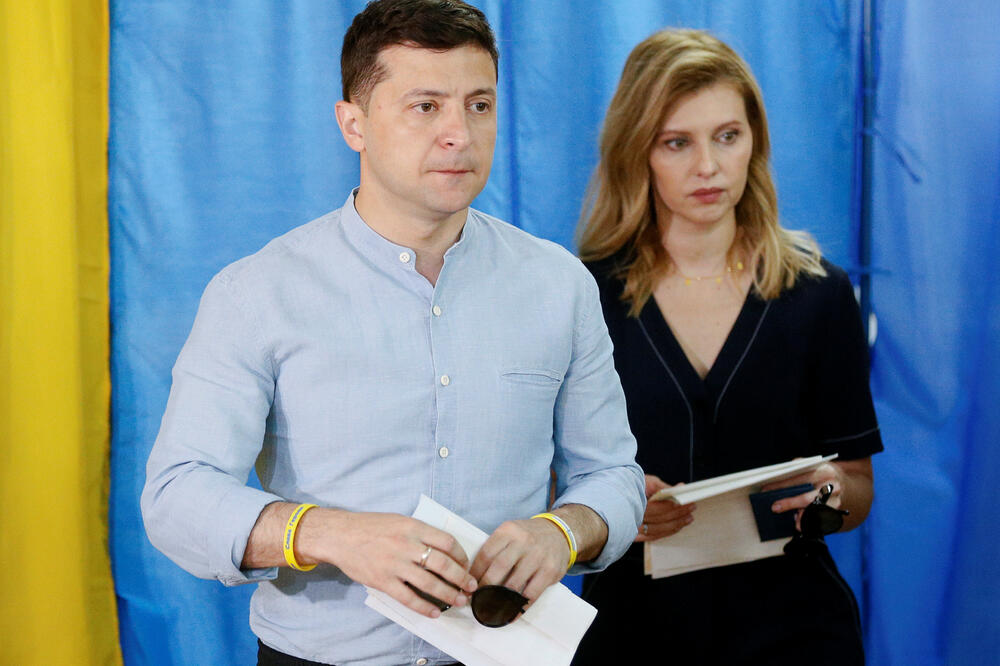 Volodimir Zelenski sa suprugom Olenom na glasačkom mjestu, Foto: Reuters