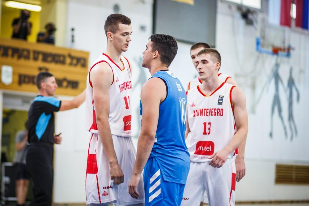 Marko Simonović u raspravi sa Jurem Ličenom, Foto: FIBA