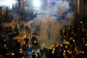 Opet neredi na protestima u Hongkongu: Policija bacala suzavac na...