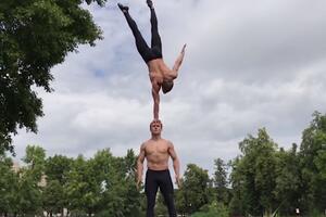 Stoj na glavi i špaga djeluju lako kad se ovako izvedu