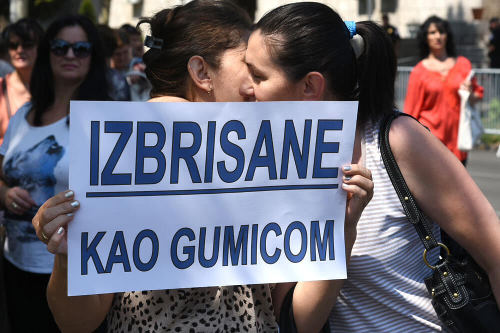 Sa protesta majki zbog ukidanja naknada, Foto: Boris Pejović