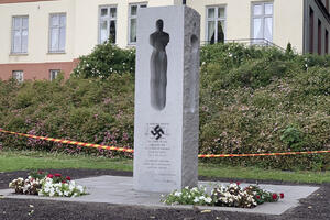 Spomenik žrtvama Utoje u Norveškoj išaran kukastim krstom