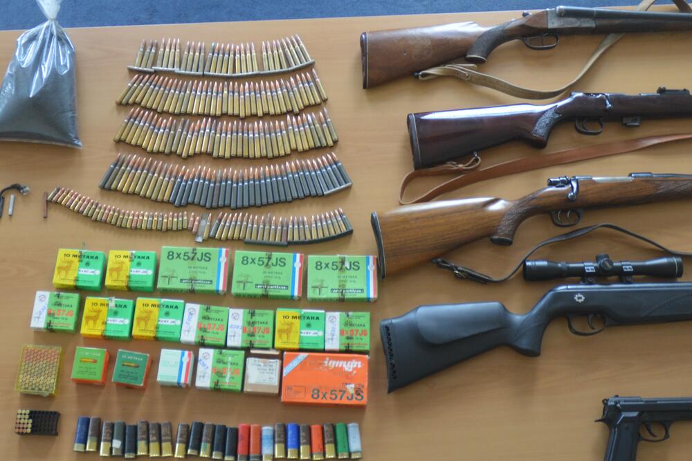 Oružje i municija pronađeni na Cetinju, Foto: Uprava policije