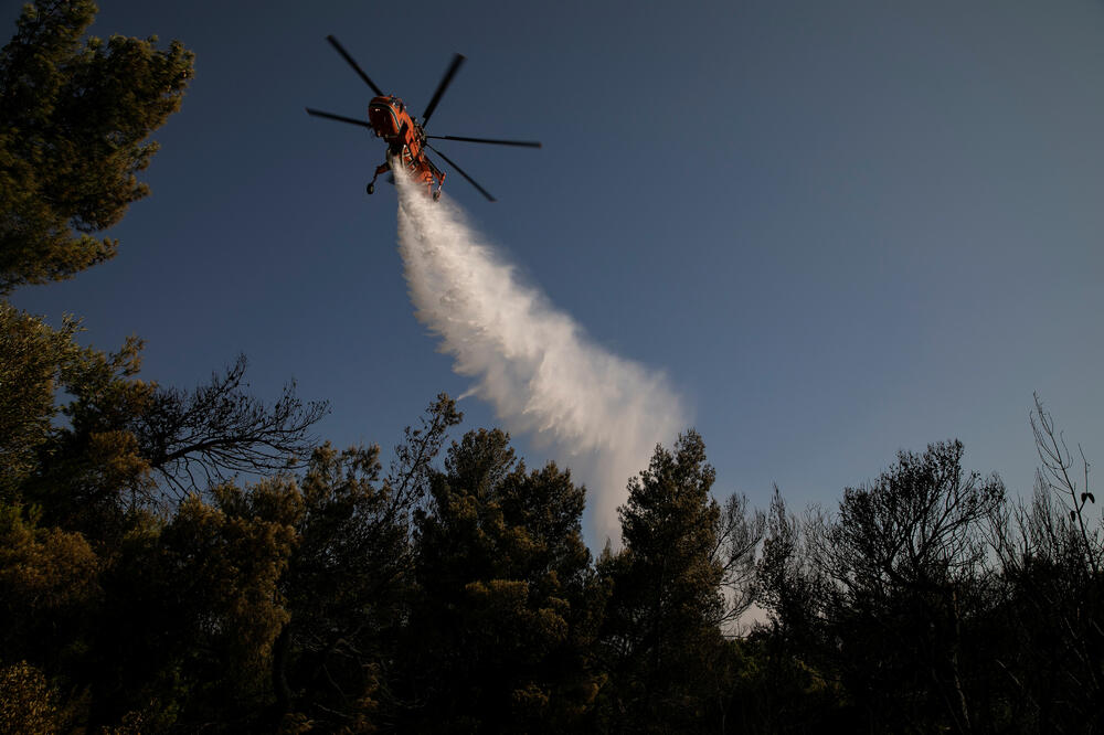 Vatru gase iz vazduha, Foto: Reuters