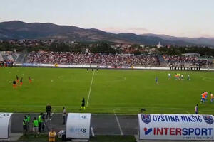 Pogledajte atmosferu iz Nikšića: Pun stadion bodri Sutjesku