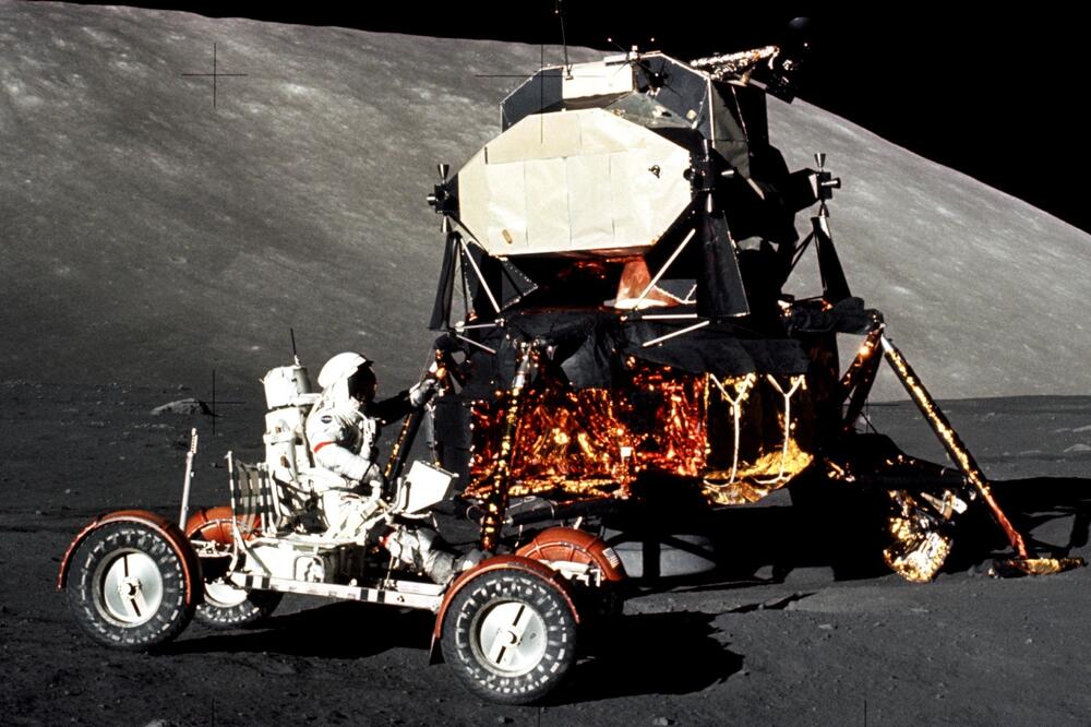 Komandant misije Apolo 17 Judžin Sernan vozi LRV na Taurus-Litrou 11. decembra 1972, Foto: NASA