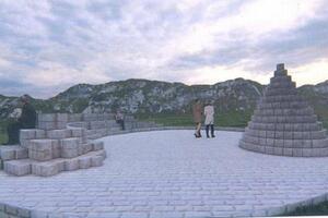 Potpisi za spomenik koji miri